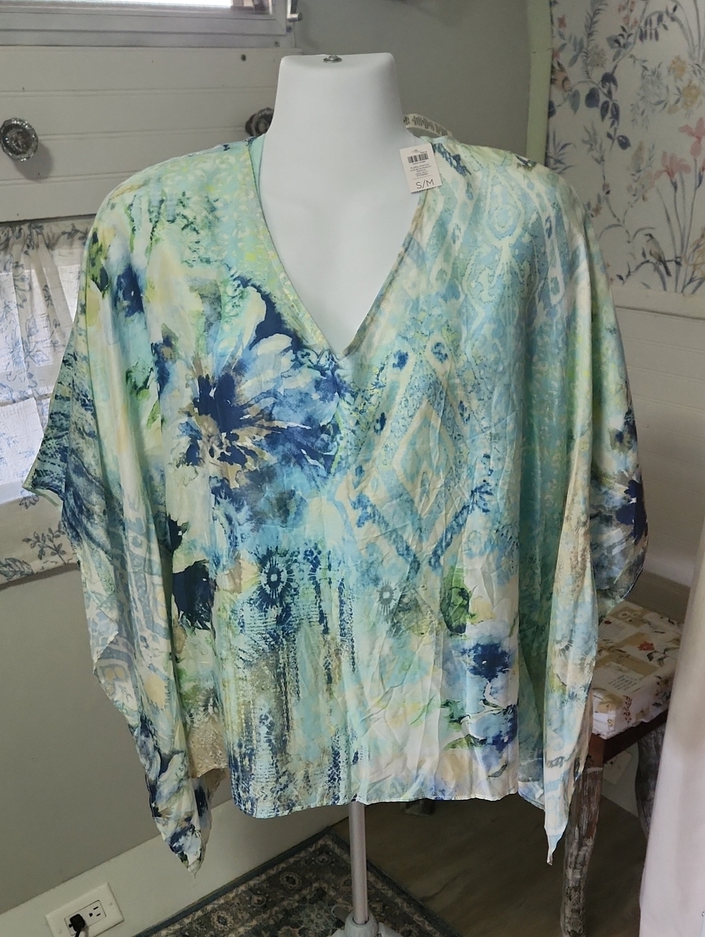 Chico's Sea Foam Green Multi-Color Abstract V-Neck Poncho.